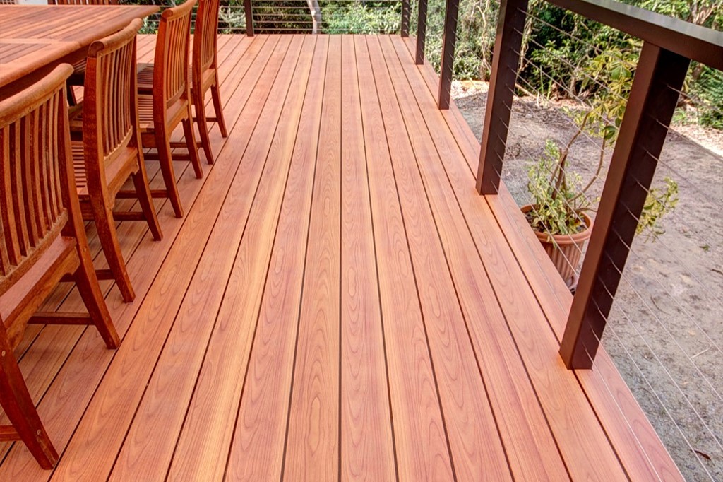 Timber-look aluminium decking system ‘DecoDeck’ receives an award as the best product design hardware