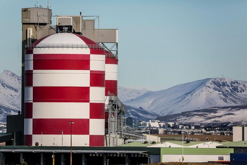 Iceland Aluminium smelter staffs voted to strike 