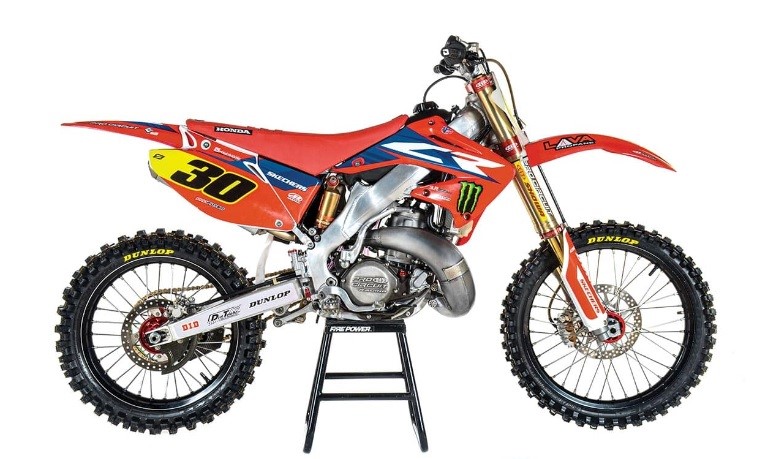 Honda’s aluminium-built CR500 dirt bike showcases dual disc brakes and cartridge-type suspension