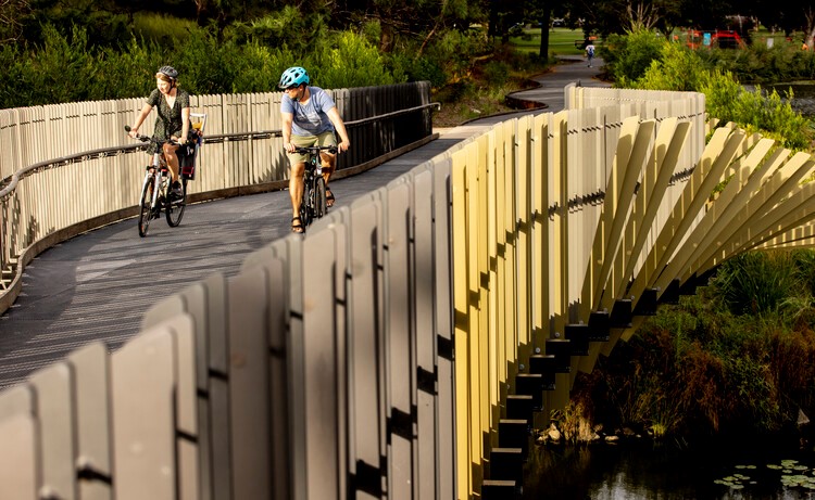 Sam Crawford designs an eel-shaped aluminium bridge for the Centennial Parklands, Sydney , Alcircle News