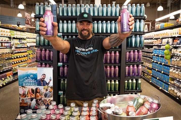 Jason Momoa Distributes Mananalu Aluminium Water Bottles At The Whole Foods Market In Orlando 4991
