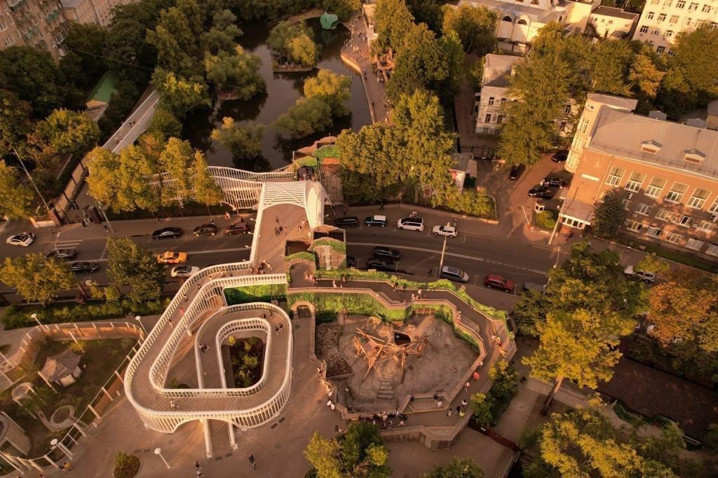 Pedestrian Bridge in the Moscow Zoo