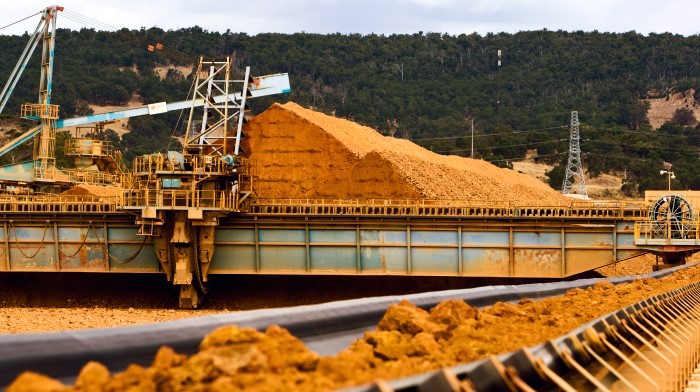 A Chinese firm plans to enter into bauxite purchase & sale contracts with Alcoa World Alumina LLC and Shanxi Aokaida Chemical Co., Ltd.