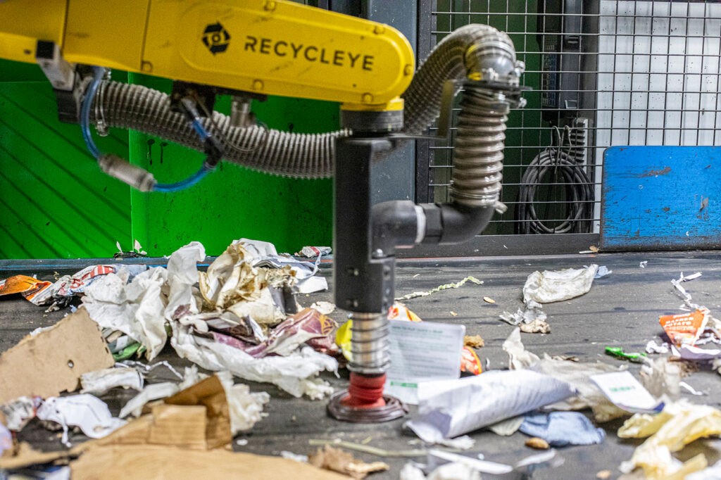Urbaser allies with Recycleye to introduce the first ever AI sorting technology in Spain 