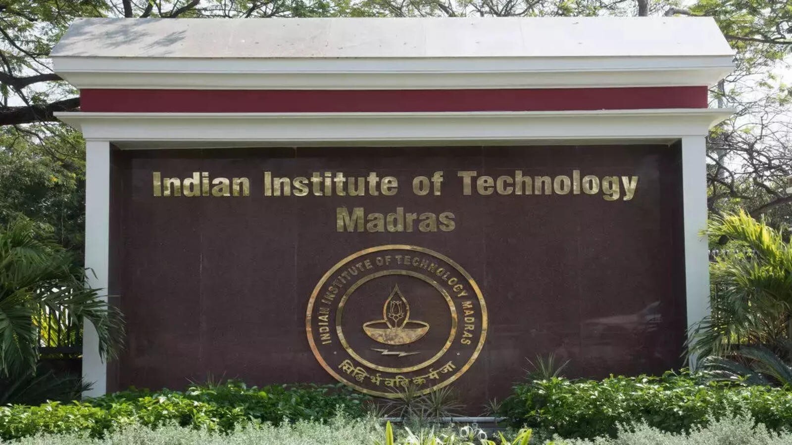IIT Madras discovers water droplets can break minerals into nanoparticles