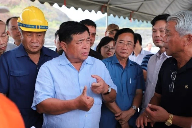 Vietnamese minister inspects major projects in Southern Laos, including bauxite and alumina, evaluates challenges