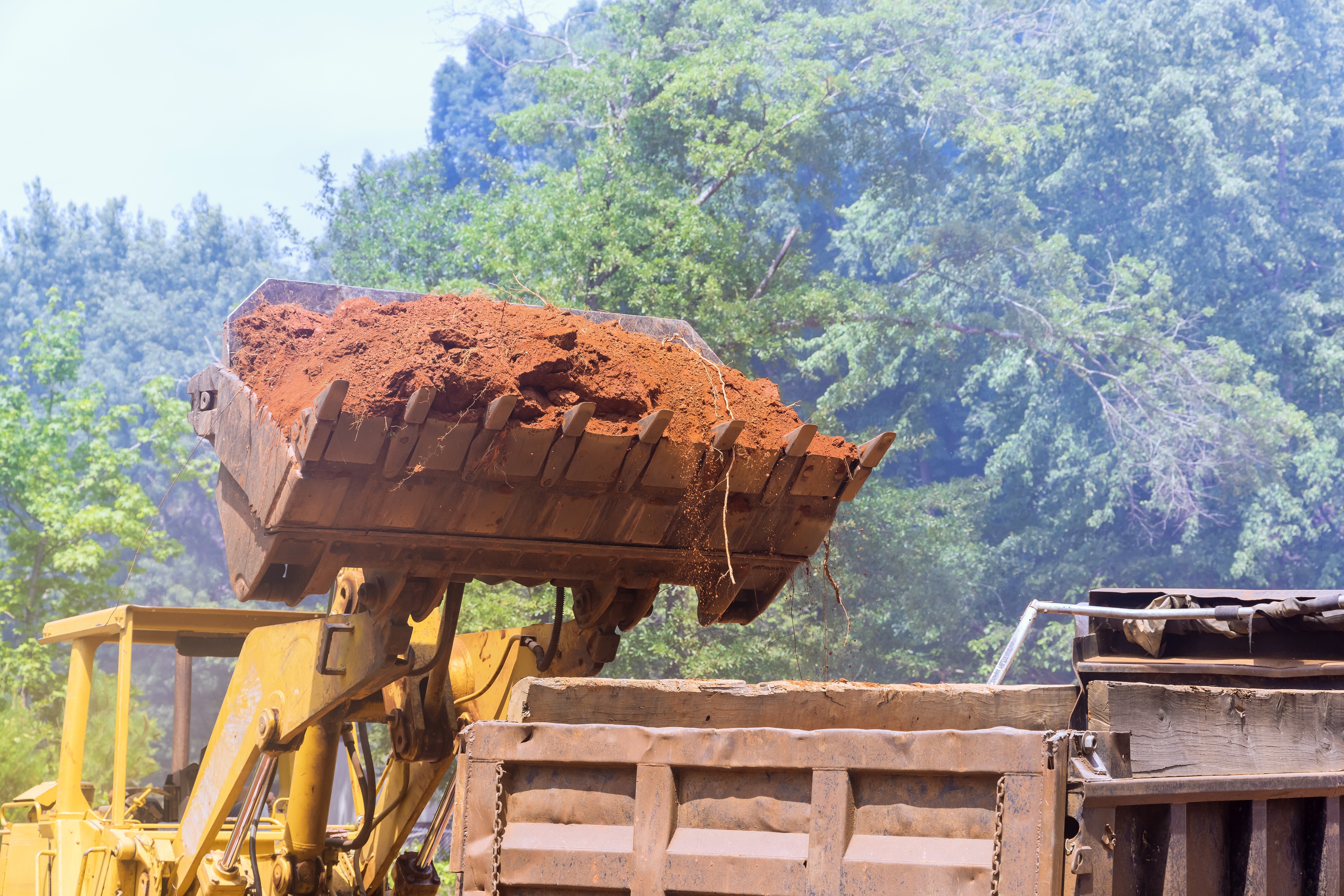 Spot alumina prices continue to decline, bauxite prices drop back slightly